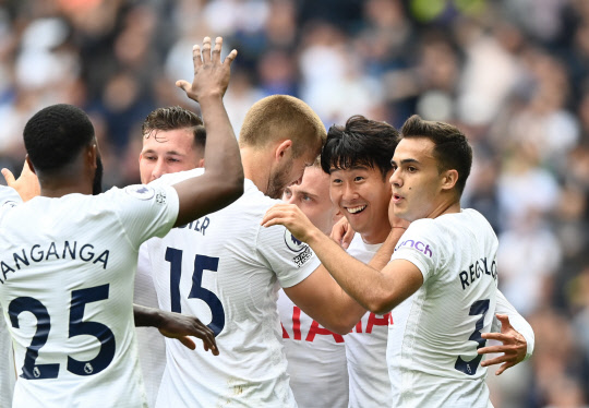 손흥민(오른쪽 두번째)이 29일(현지 시간) 왓포드와의 EPL 3라운드 경기에서 골을 터트린 후 동료들과 기뻐하고 있다. 토트넘=EPA 연합뉴스